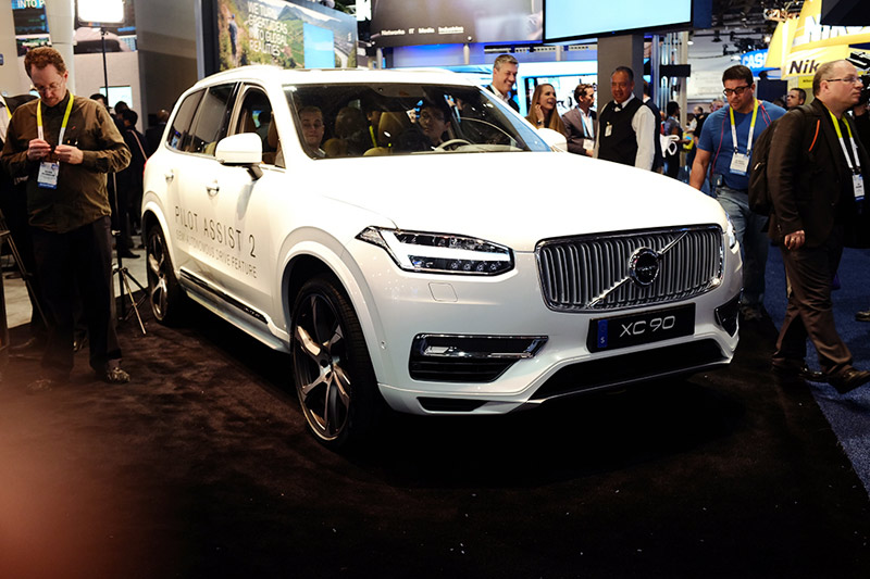 XC90是沃尔沃目前最高端的汽车，一家做辅助驾驶软件的厂商拿来展示自己的产品，请用户坐进去亲自体验。